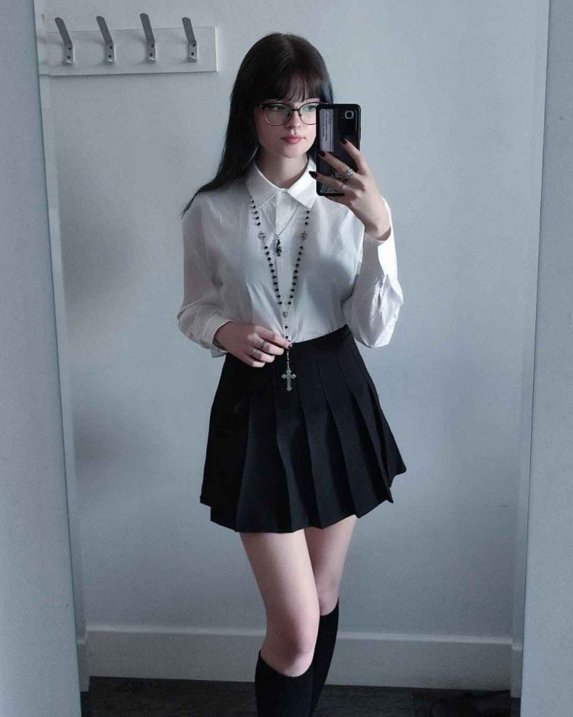 Classy Mirror Selfie for Instagram